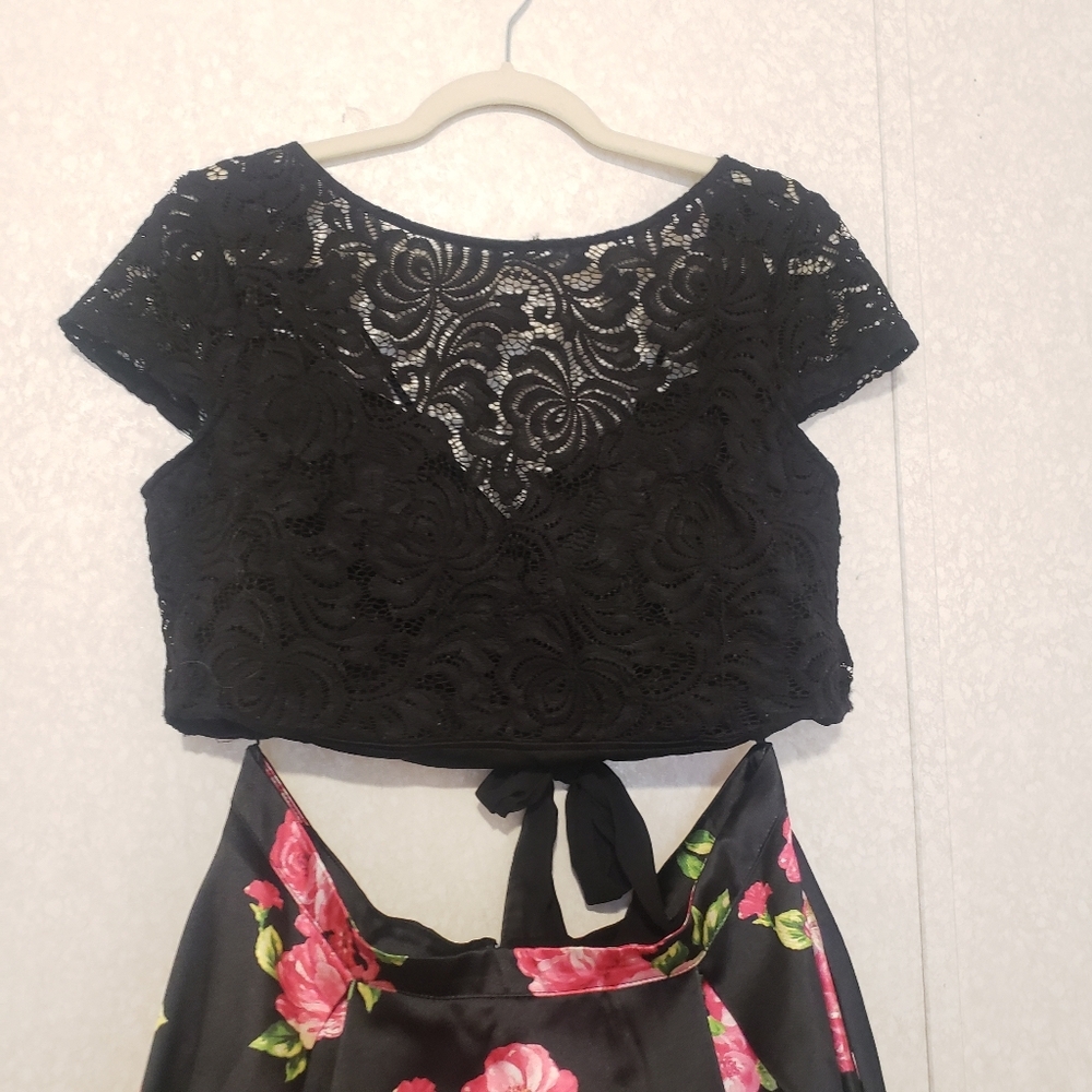 2 PIECES SET ..LACE TOP-BLACK SKIRT WITH PINK FLOWERS ...SIZE 17/18 - Picture 4 of 16